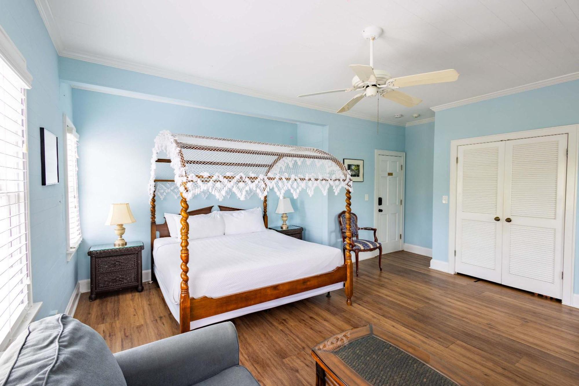 Deluxe King With Balcony - At James House With Parking! كي وست المظهر الخارجي الصورة